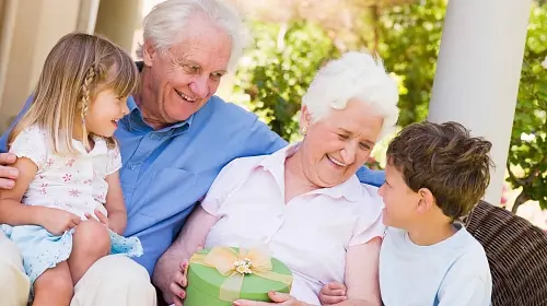 Dia dos avós: será que eles realmente 'estragam' os netos?
