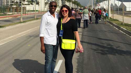 Reprodução/Arquivo Pessoal - O casal Tino e Jules na Vila Olímpica, no Rio de Janeiro