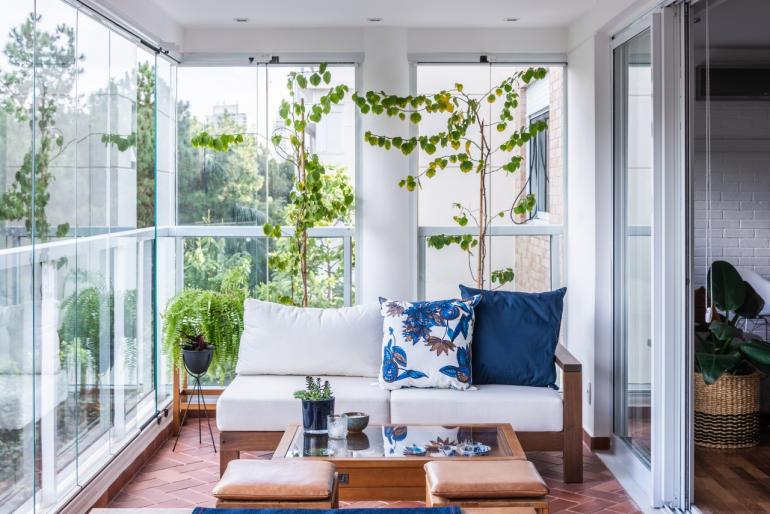 Guilherme Pucci - Nessa varanda, o tom de verde das plantas fez um lindo contraste com o branco, o azul e o marrom do piso Projeto: Liv’n Arquitetura