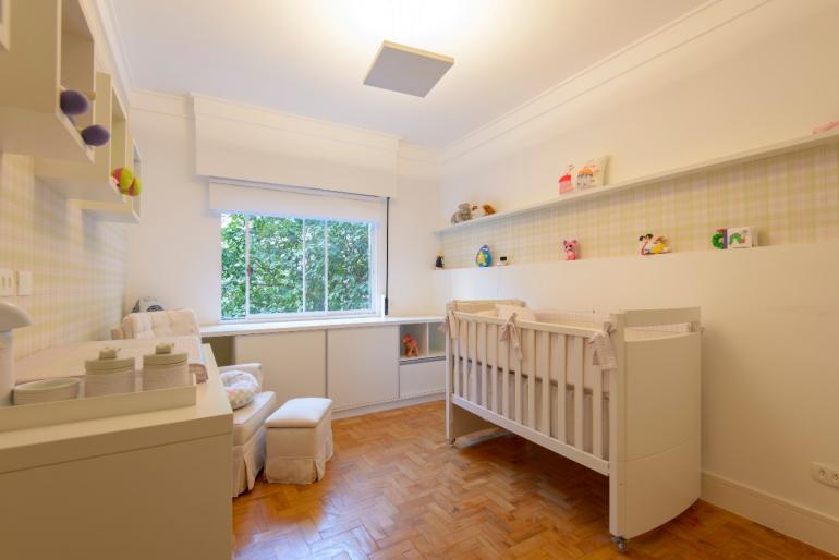 Divulgação - Neste quarto de bebê, os tons claros oferecem mais tranquilidade para o sono do bebê