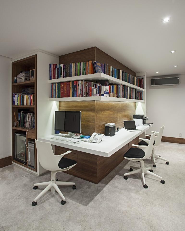 Gui Morelli - Nesse projeto do Korman Arquitetos, o corredor se transformou em home office.