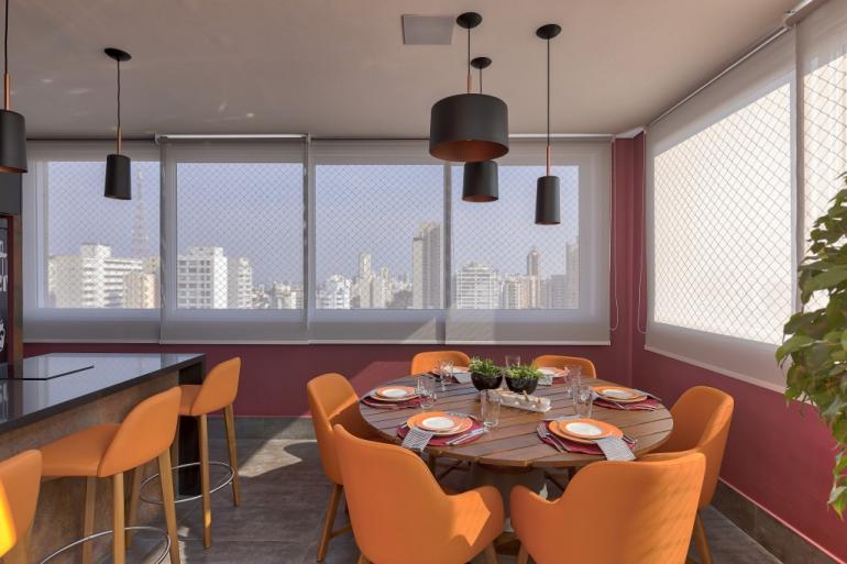 Rafael Renzo - Nessa varanda gourmet, o rosa escuro das paredes foi combinado com o laranja nos móveis. Projeto por Cristiane Schiavoni