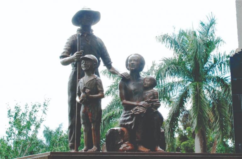 Divulgação/Museu da Imigração Japonesa - Completa, a estátua representa uma família - pai, mãe, filho e um bebê.