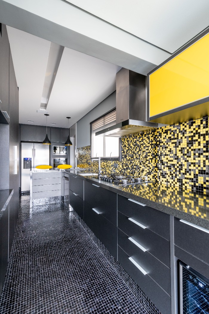 Julia Herman - Sóbria e, ao mesmo tempo, vibrante, a cozinha da arquiteta Isabella Nalon acrescenta preto na composição com amarelo e cinza