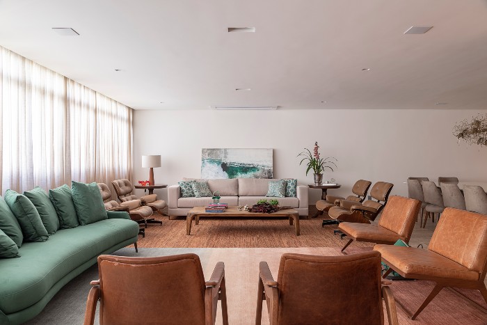 Rafael Renzo - Neste projeto, o escritório utilizou na parede principal um sofá reto e de cor neutra que, por sua vez, alinhou-se com as quatro poltronas