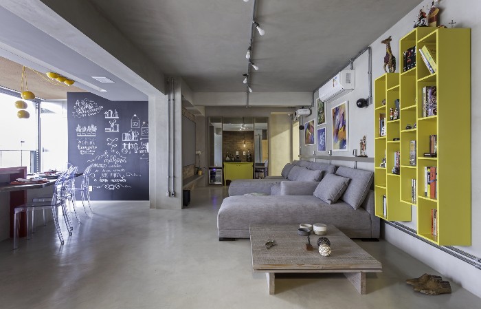 Carlos Piratininga - O amarelo e o cinza, cores de 2021 da Pantone, marcam presença no projeto da sala de estar com atmosfera de décor industrial