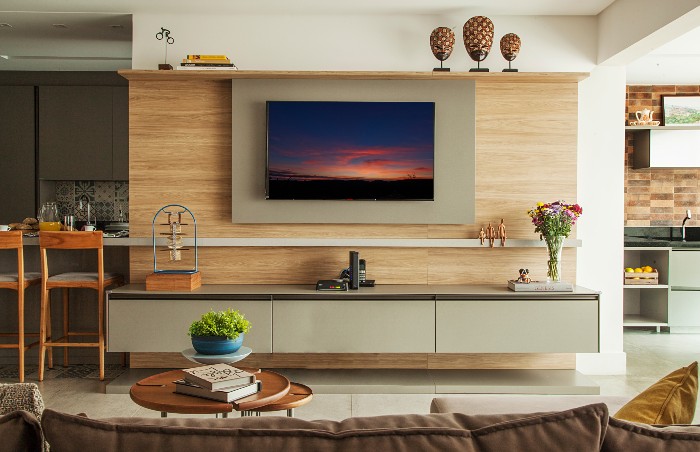 Luis Gomes - Para maior integração no projeto, Karina Korn integrou a bancada da cozinha ao painel da TV, criando um elegante design contínuo